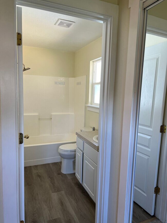 Building Photo - Coming soon! 3 bed single family home on a court