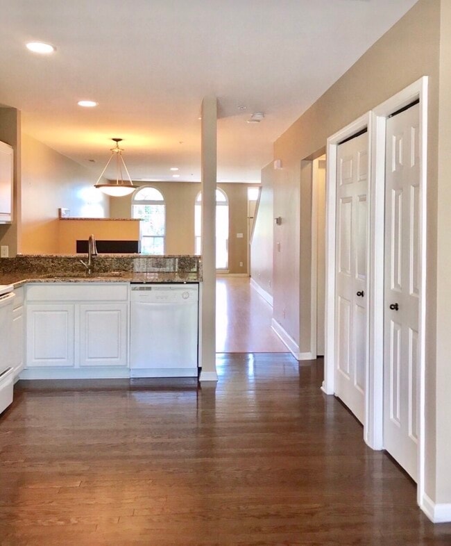 Building Photo - 3035 Camden Dr