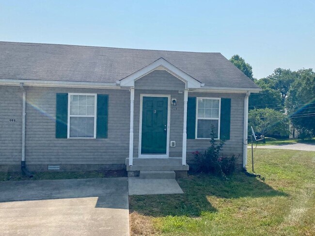 Building Photo - 944 Kingsbury Dr