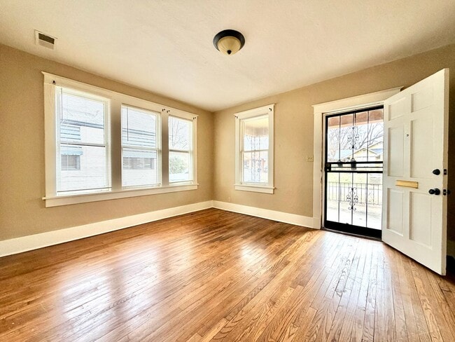 Building Photo - 831 Maury St