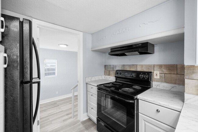 Building Photo - Large 4 bed/1.5 bath House & Section 8 Accepted , Drive by & Apply for just $25** Move in by Dece...