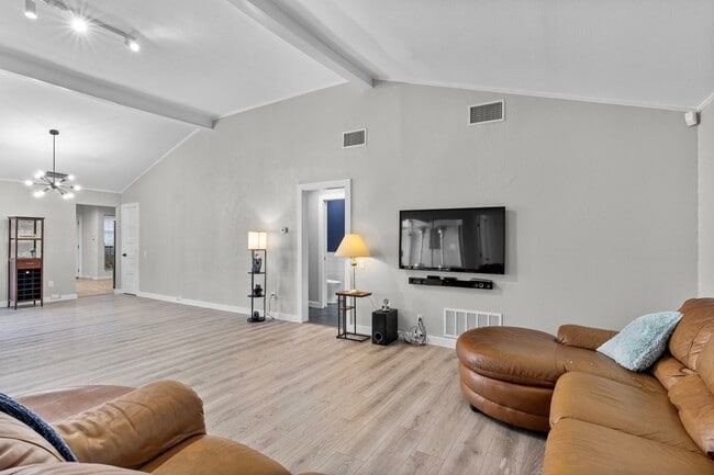 Building Photo - 16831 Thomas Chapel Dr