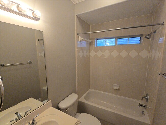 Building Photo - 1515 Olive Park