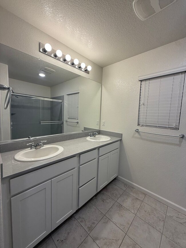 Building Photo - Half month Off!  Nice home with a huge back yard