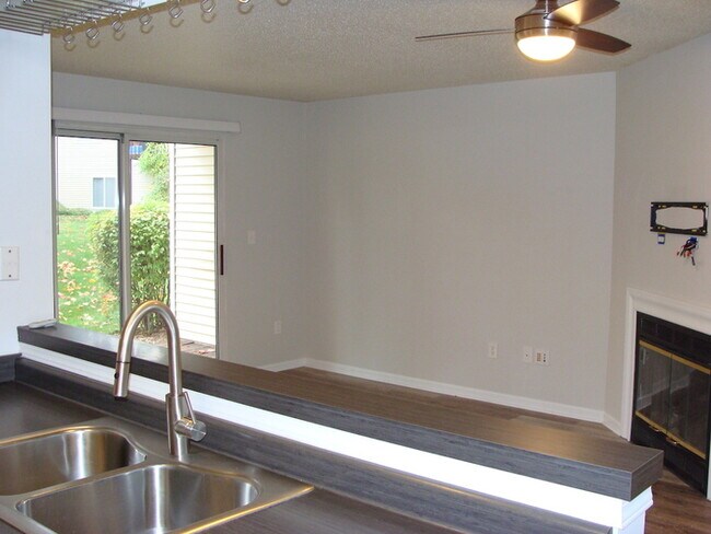 Building Photo - Two Bedroom Updated Windcrest Condo