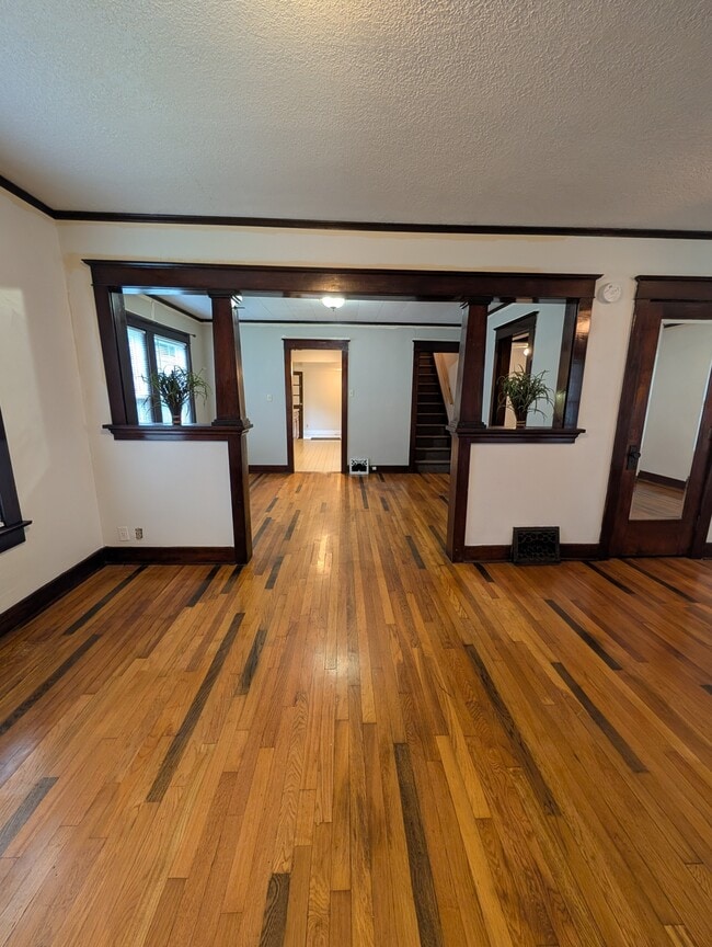 Building Photo - 214 SW Broadmoor Ave