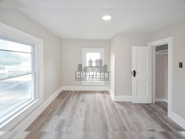 Building Photo - 3936 E 10th St