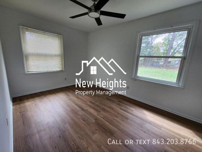 Building Photo - Available now!! Amazing single-family deta...