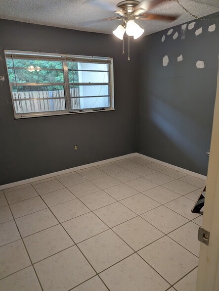 Second bedroom - 205 S Courtenay Pky