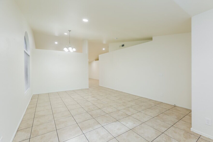 Building Photo - 2904 W Sunland Ave