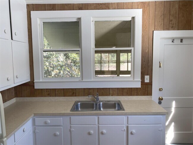 Building Photo - 2 BR/1 BA Downtown Apartment! Walk Everywhere!
