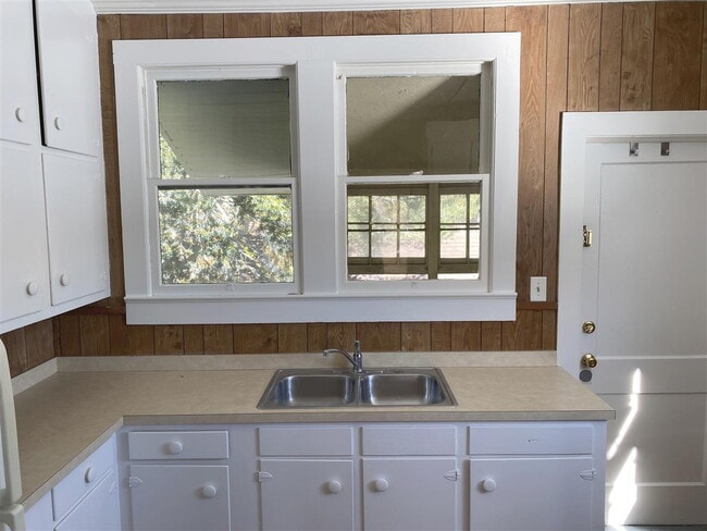 Building Photo - Available 06/15/2026! 2 BR/1 BA Downtown Apartment! Walk Everywhere!