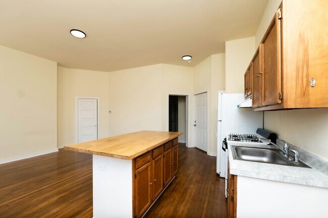 Building Photo - 2102 Maryland Ave