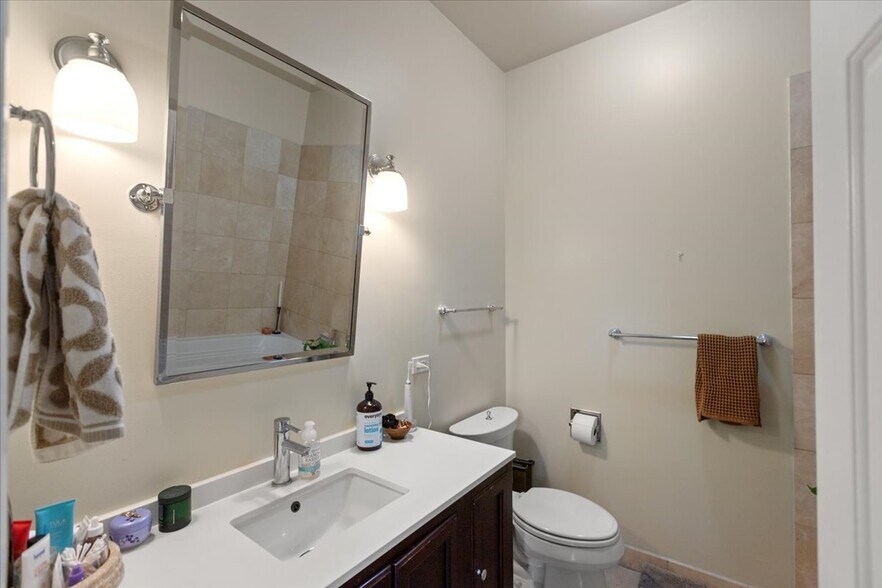 Building Photo - 2041 W Potomac Ave
