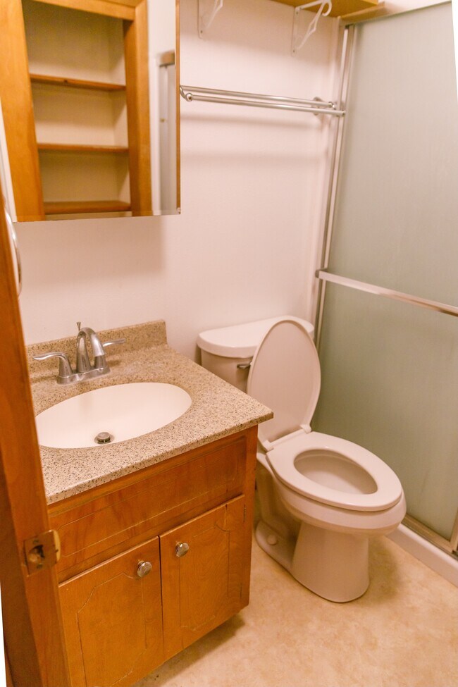 Building Photo - 2421 Crescent Dr