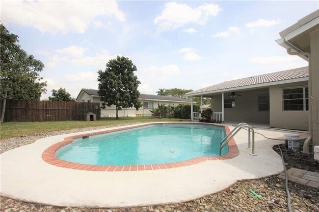 Building Photo - 1122 NW 82nd Ave