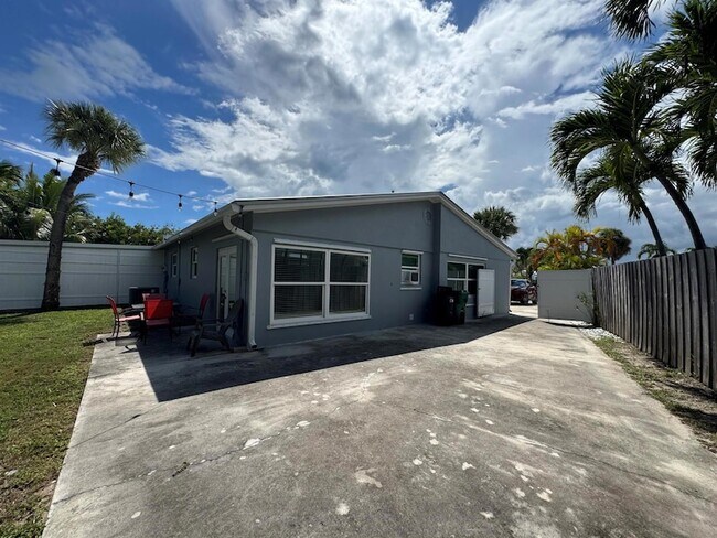 Building Photo - 110 N Las Olas Dr