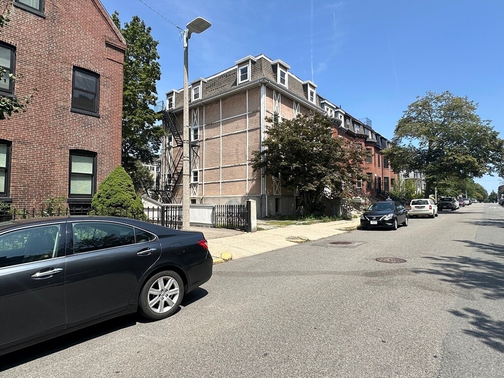 Building Photo - 744 E 4th St