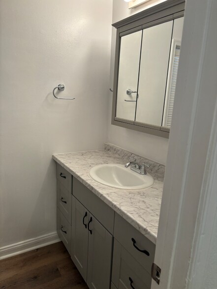 Building Photo - 3704 Pine Knoll Dr