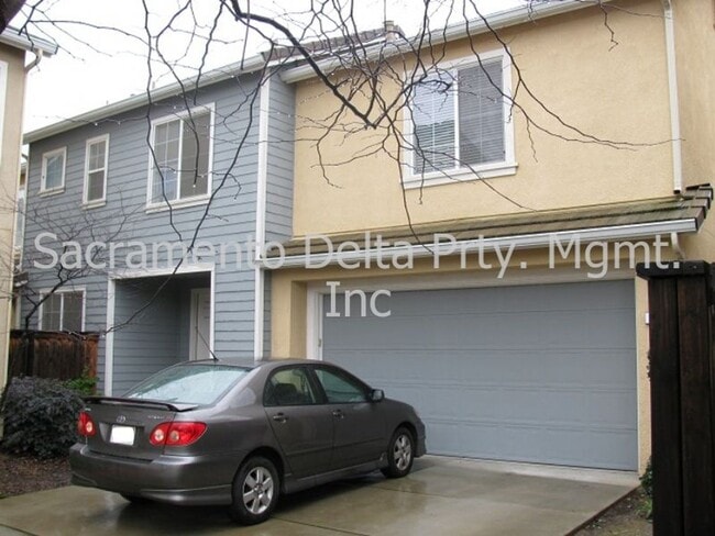Primary Photo - Spacious 3 Bed/2.5 Bath Home in a Great Lo...