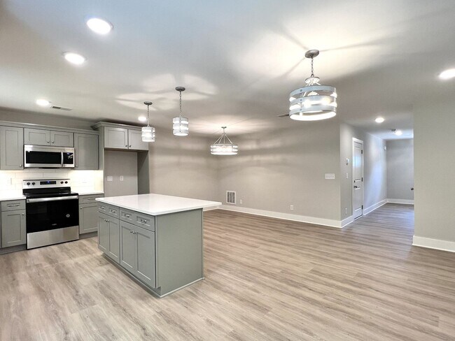 Building Photo - TOWNHOME ON WEST SIDE NEAR FIVE OAKS GOLF ...