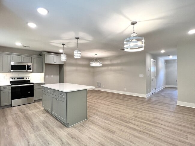 Building Photo - TOWNHOME ON WEST SIDE NEAR FIVE OAKS GOLF COURSE!