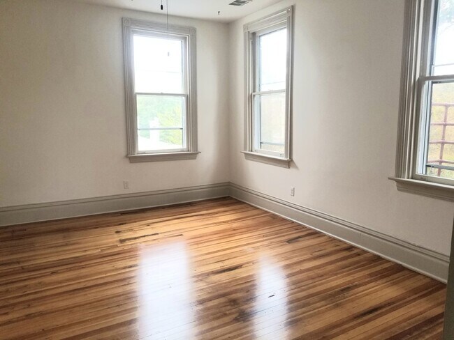 Building Photo - 2112 Monteiro Ave