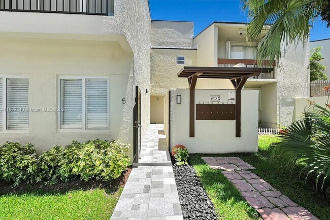 Building Photo - 9133 Fontainebleau Blvd