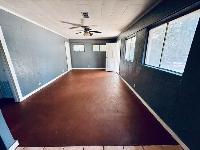 Building Photo - 102 Pecan Ln