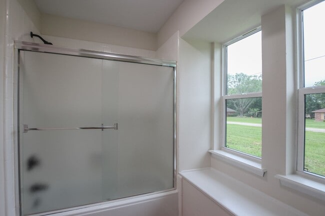 Building Photo - Available Now! Stunning 4 Bedroom 3.5 Bath...