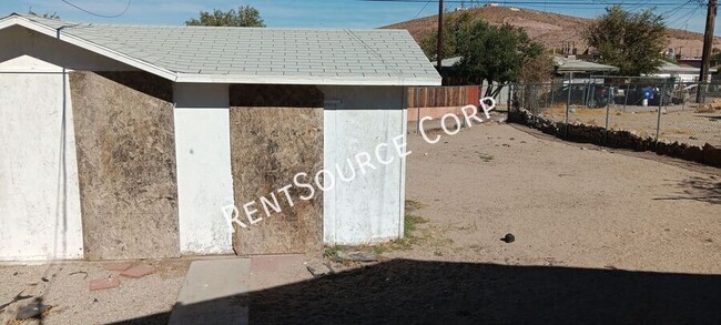 Building Photo - 3 Bedroom Home for Rent in Barstow