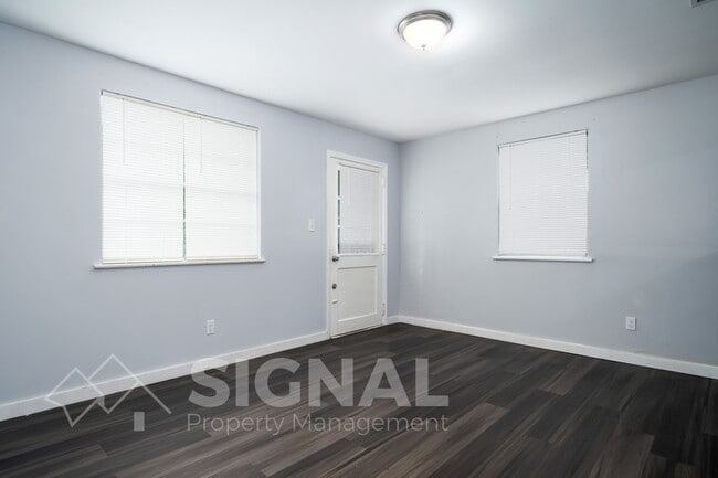 Building Photo - 1421 Rayfield Dr