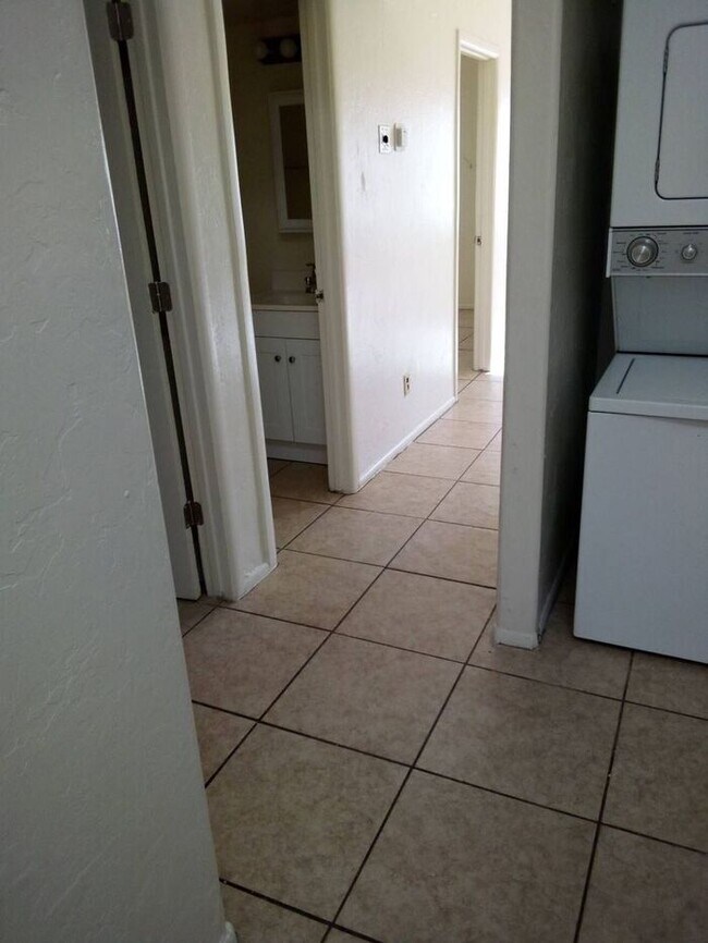 Building Photo - Nice 2 bedroom - 1 bath in Southside Tucson
