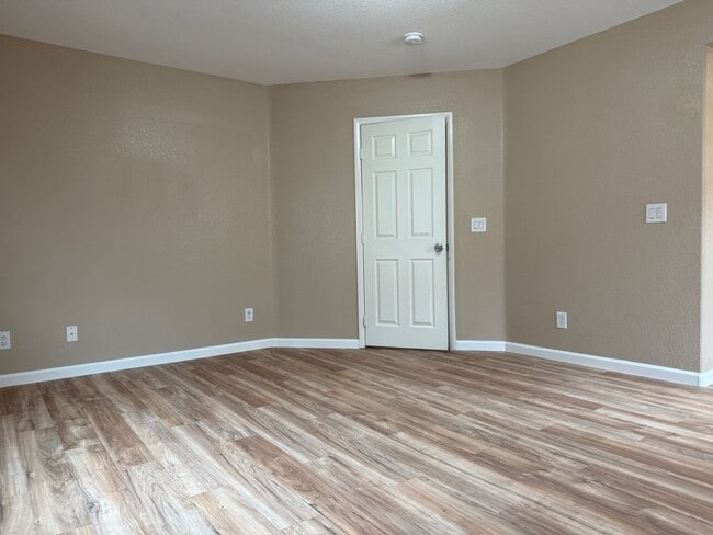 Building Photo - Spacious Living, Granite Counters, Great Location!