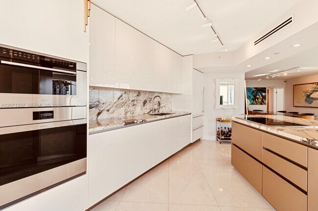 Building Photo - 2127 Brickell Ave