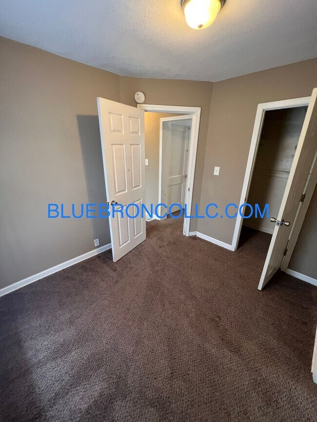 Building Photo - Nice two bedroom house with nice hardwood ...