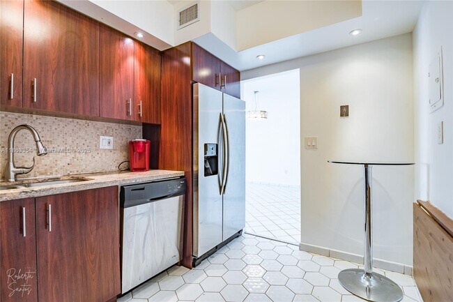 Building Photo - 500 Bayview Dr