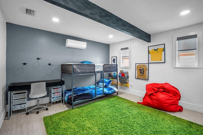 Building Photo - 2212 NE 32nd Ave