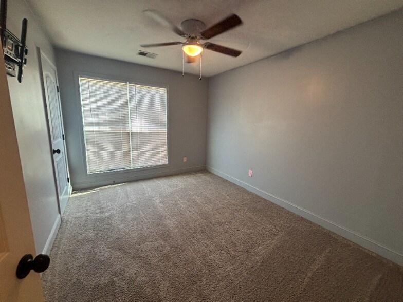 Building Photo - 587 Embassy Walk