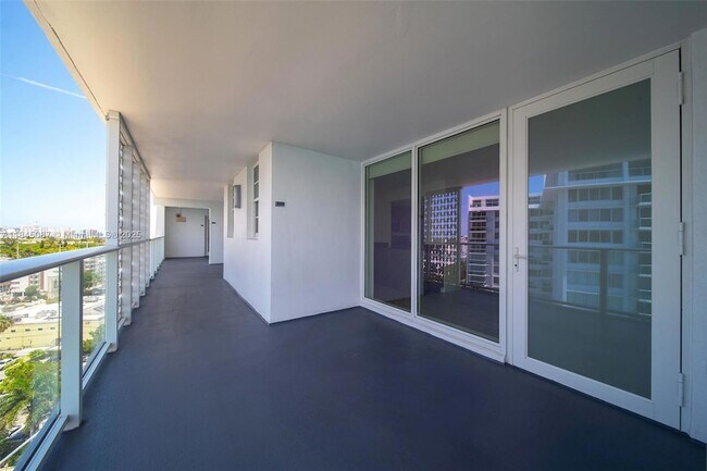 Building Photo - 910 West Ave