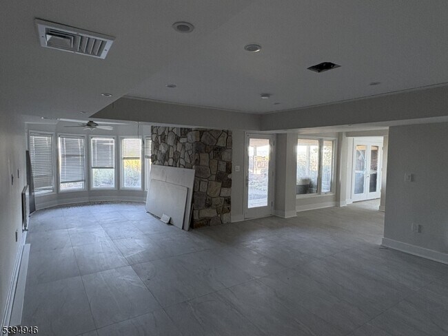 Building Photo - 4 Vista Ln