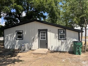Building Photo - 210 E Cates St