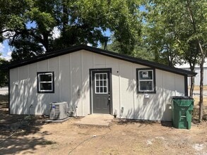 Building Photo - 210 E Cates St