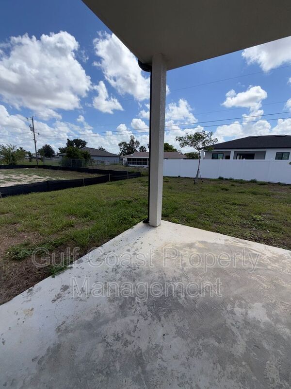 Building Photo - 2015 NE 8th Pl
