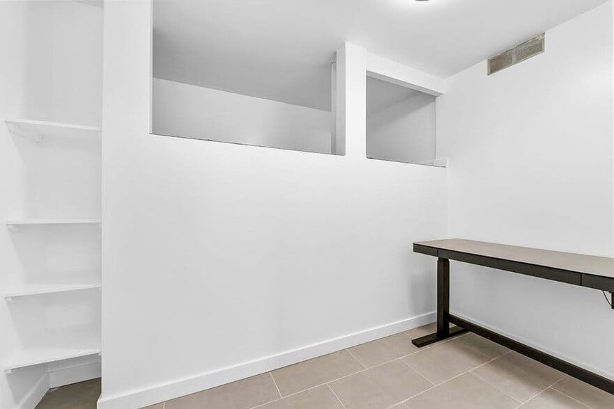 Building Photo - 975 Uwao St