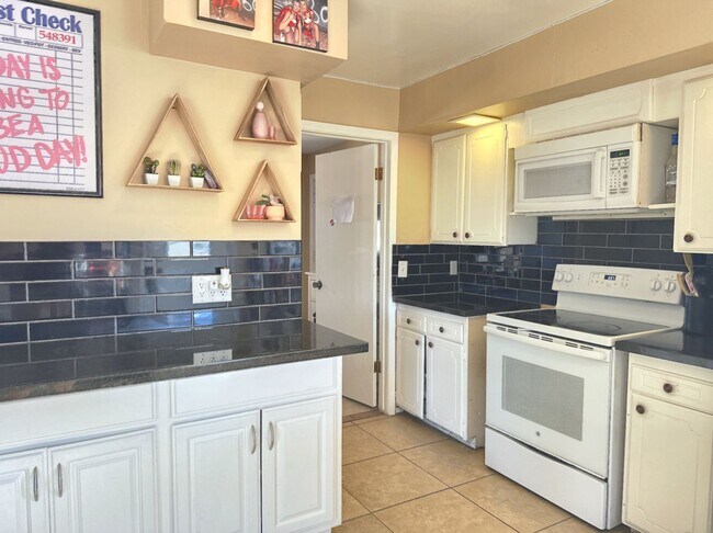 Building Photo - Open Hse.  6-18-26  4:30 - 5:30pm;      ASU   REMODELED -  5BR/2BA HOUSE SWIMMING POOL, BUILT IN ...
