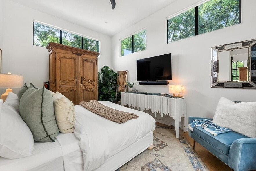 Building Photo - 1008 Albion Ave NE