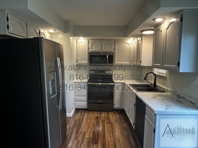 Building Photo - Northland Split Level All Electric!