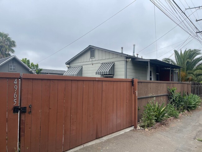 Building Photo - Updated 1 Bed, 1 Bath House in the Heart o...