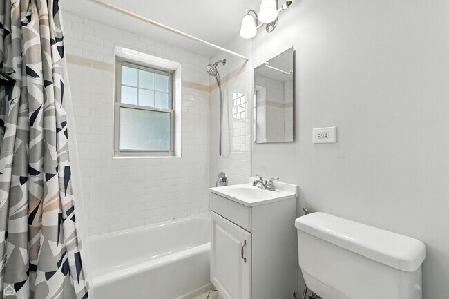 Building Photo - 2611 W Rosemont Ave